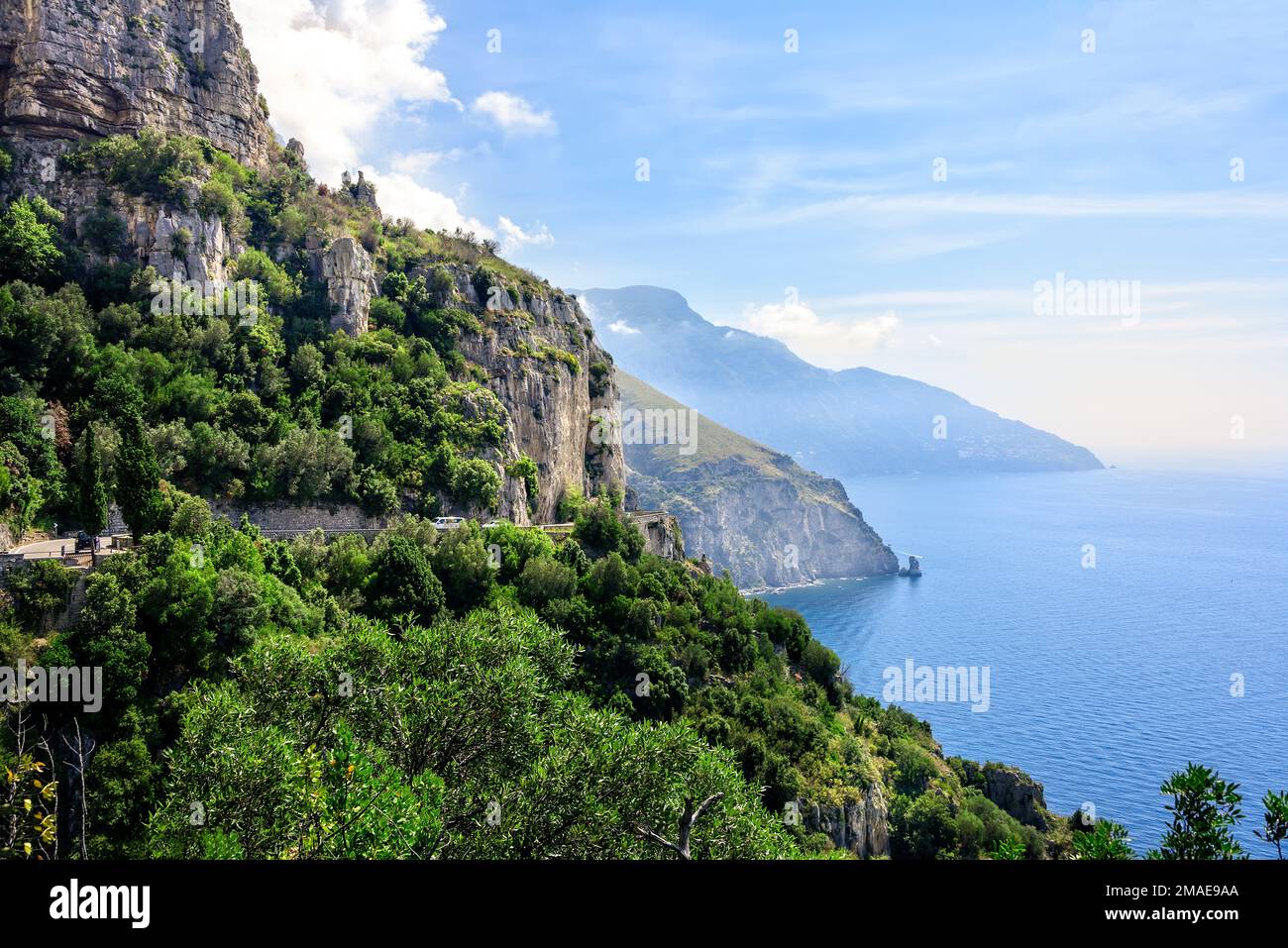 Malerische Bergketten und blaues Meer an der Amalfiküste in Italien Stockfoto