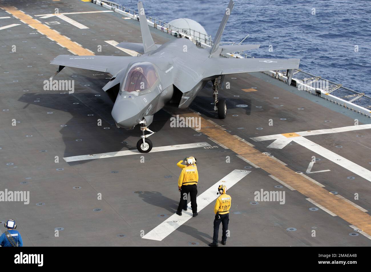 220527-XN177-1029 PAZIFIK (27. Mai 2022) – ein F-35B Lightning II-Flugzeug, das dem Marine Fighter Attack Squadron (VMFA) 121 Taxis über dem Cockpit des Amphibienflugzeugträgers USS Tripoli (LHA 7) zugewiesen ist, 27. Mai 2022. Tripoli führt Routineeinsätze in der US-7.-Flotte durch. Stockfoto