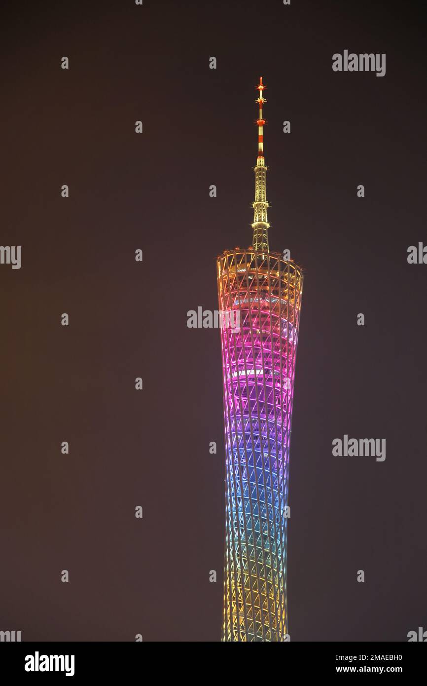 China, Guangzhou, Kanton Tower (früher bekannt als Guangzhou Tower) bei Nacht. Stockfoto