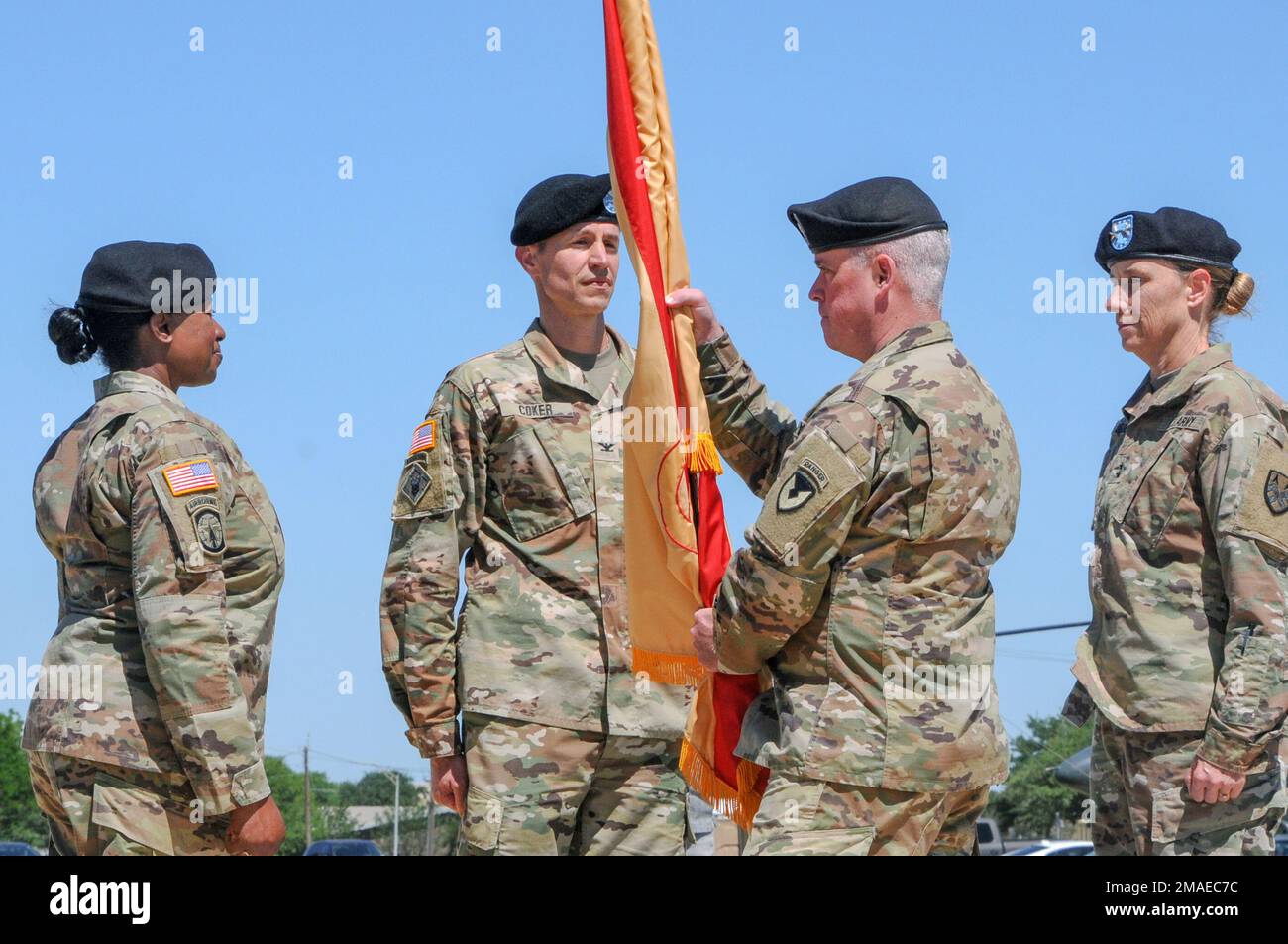 USA Oberst Christian M. Neary, Dritter von links, übernimmt die Verantwortung als 642. Befehlshaber der Regionalen Unterstützungsgruppe, während der Zeremonie am 26. Mai 2022 in Fort Hood, Texas, die Farben der Einheit an Kommandosgt. Majorina Denise L. Demps, Left, weitergibt. Er ersetzt Oberst Robert J. Coker, zweiter von links, der die Reserve-Einheit aus Decatur, Georgia, hierher brachte, um die Aufgaben der Mobilisierungs-Unterstützungsbrigade zu übernehmen. Diese Arbeit umfasst die Unterstützung der Mobilisierung und Demobilisierung der Armee-Reserve und der Nationalgarde aus dem ganzen Land. Major General Susan Henderson, richtig, Kommandant Stockfoto