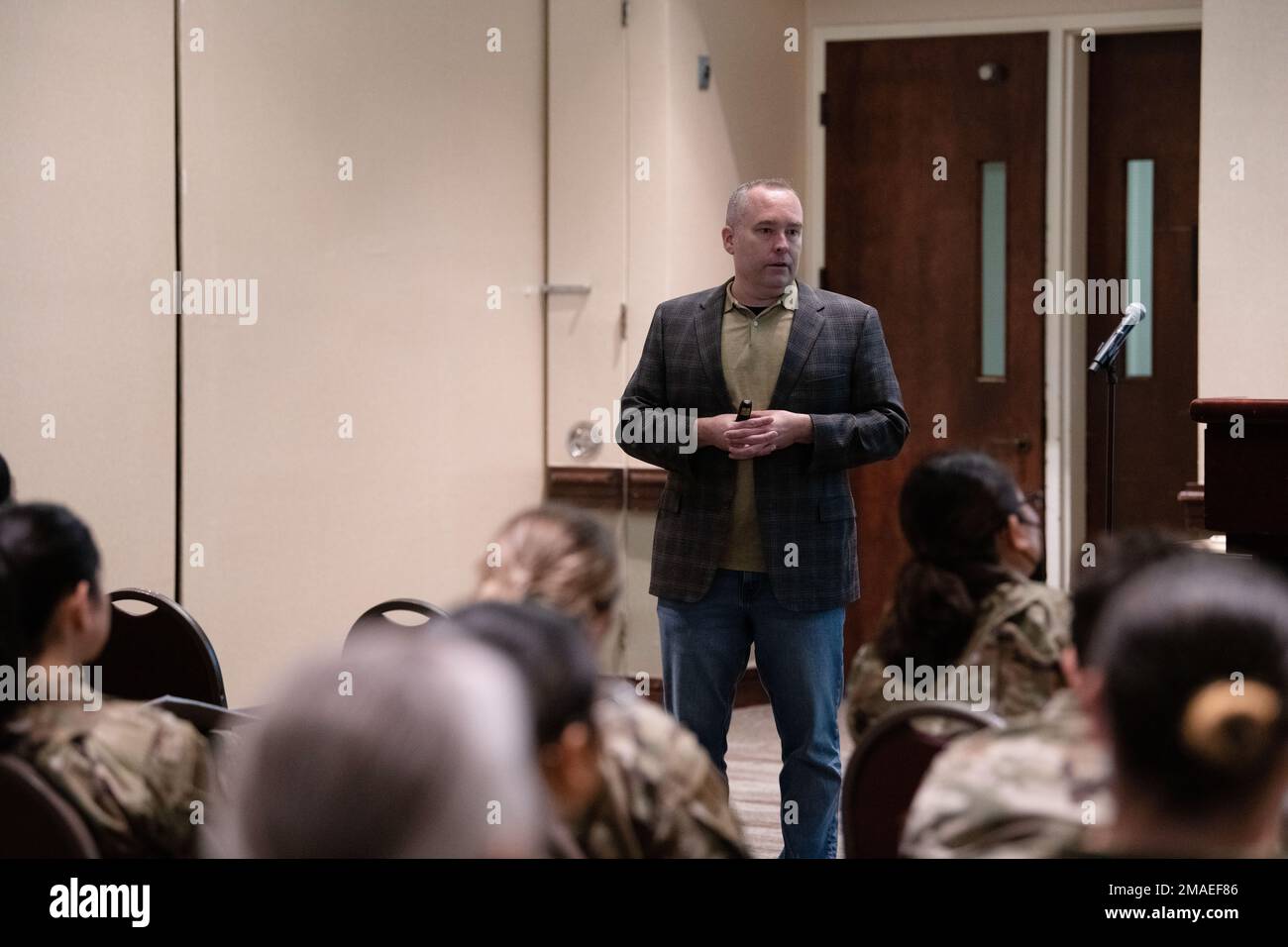 Dr. Craig Bryan spricht vor einem Raum von David Grant USAF Medical Center Anbieter für psychische Versorgung am Luftwaffenstützpunkt Travis, Kalifornien, 26. Mai 2022. Bryan, ein führender nationaler Experte für militärischen Selbstmord, unterrichtete die Versorger während einer zweitägigen Sitzung über Fortgeschrittenenkompetenzen. Stockfoto