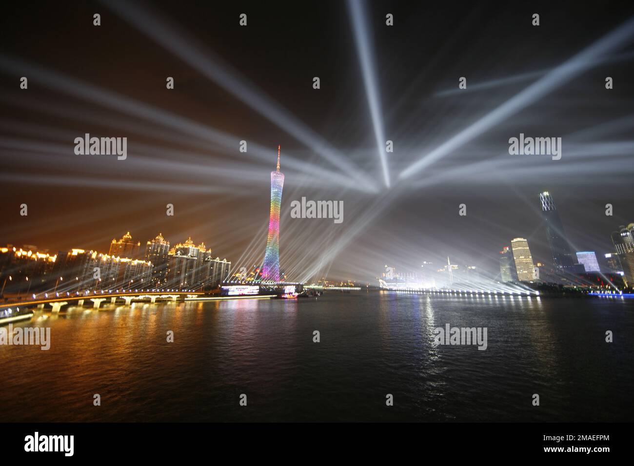 Guangzhou-Turm bei Nacht mit Scheinwerfern Stockfoto