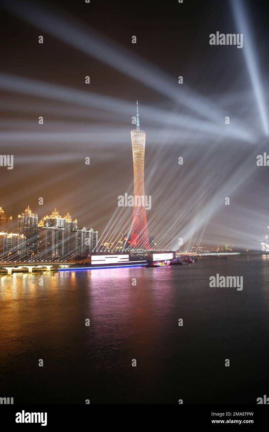Guangzhou-Turm bei Nacht mit Scheinwerfern Stockfoto