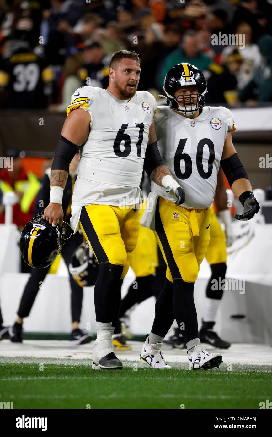 Pittsburgh Steelers center Mason Cole (61) and center J.C. Hassenauer (60) walk off of the field at half-time during an NFL football game against the Cleveland Browns, Thursday, Sept. 22, 2022, in Cleveland. (AP Photo/Kirk Irwin) Stockfoto
