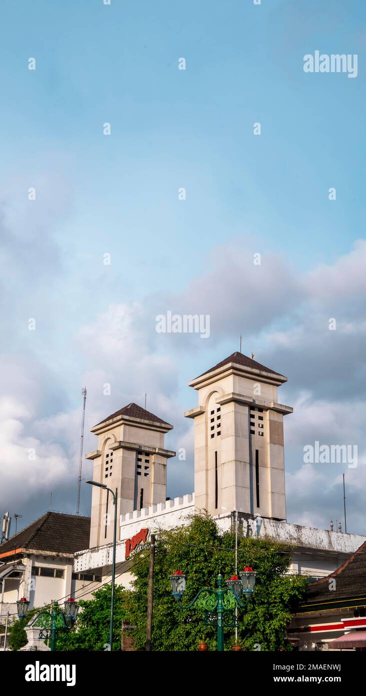 Yogyakarta, Indonesien - 14. Januar 2023: Das Äußere des Porträtfotos eines alten Doppelhauses, ein historisches Gebäude auf dem Kilometer 0 von Yogyakarta in der Nähe von Malio Stockfoto