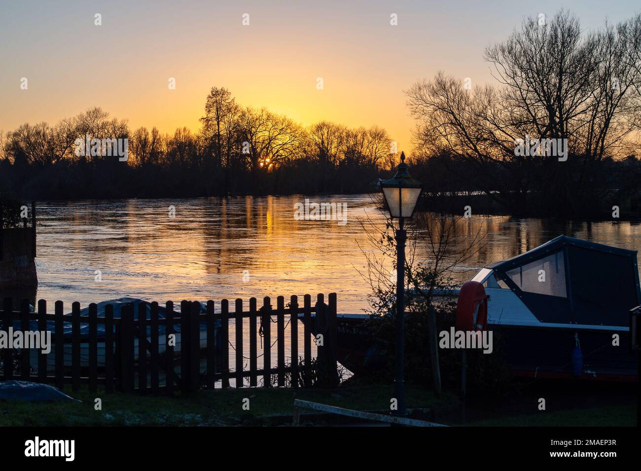 Wargrave, Berkshire, Großbritannien. 19. Januar 2023. Sonnenuntergang über der Themse bei Wargrave in Berkshire. Die Themse läuft sehr schnell und ist im Moment hoch. Bei Shiplake, Lower Shiplake und Wargrave bleibt ein Hochwasseralarm für die Themse bestehen. Kredit: Maureen McLean/Alamy Live News Stockfoto