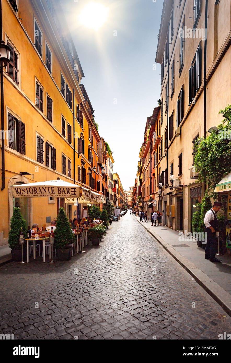 ITALIEN, ROM - 05. Mai 2015: Straßen von Rom mit Menschen, die sich täglich für Aktivitäten, Cafés und Geschäfte engagieren. Stockfoto