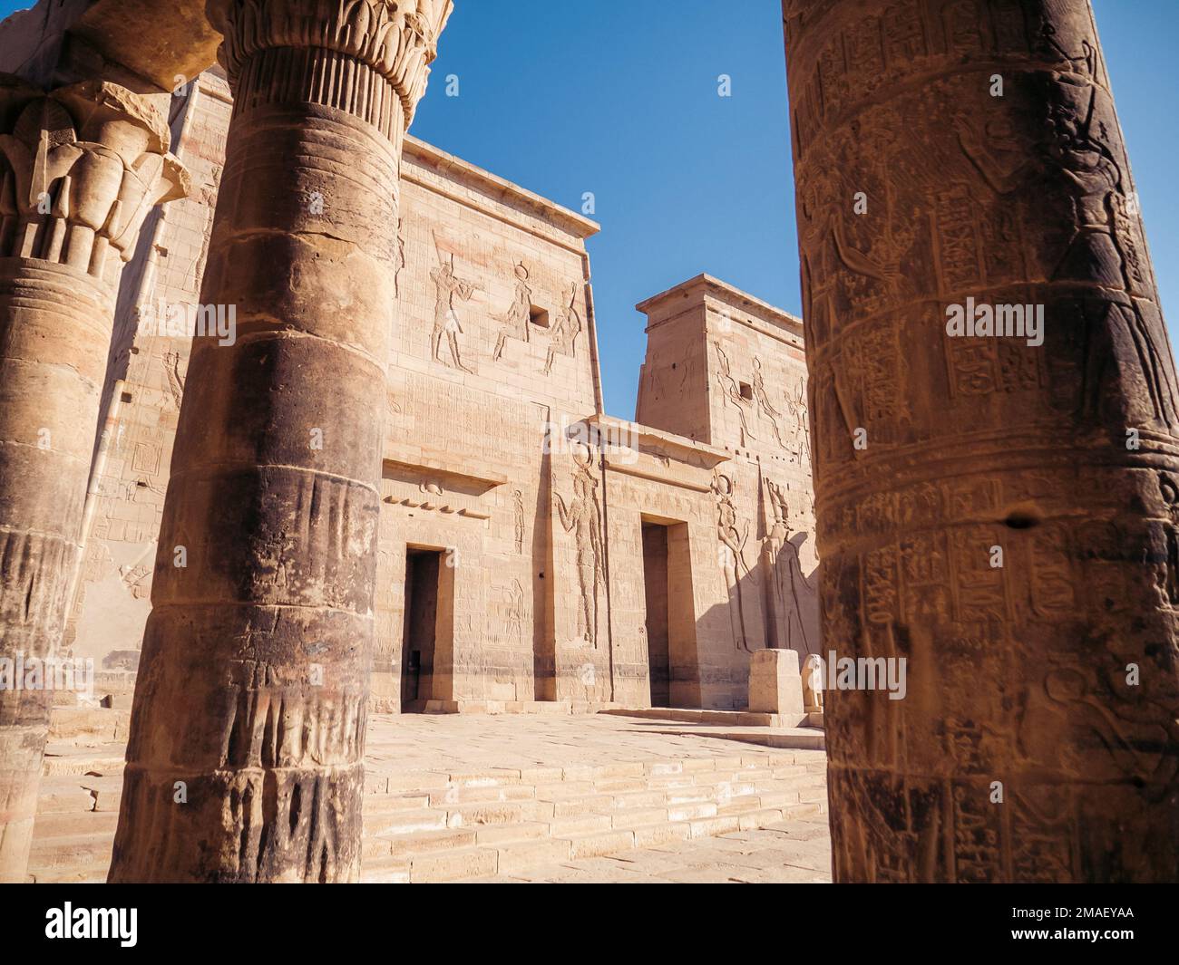 Eingangswände mit Säulen und Hieroglyphen im Tempel von Philae, Assuan, Ägypten. Stockfoto