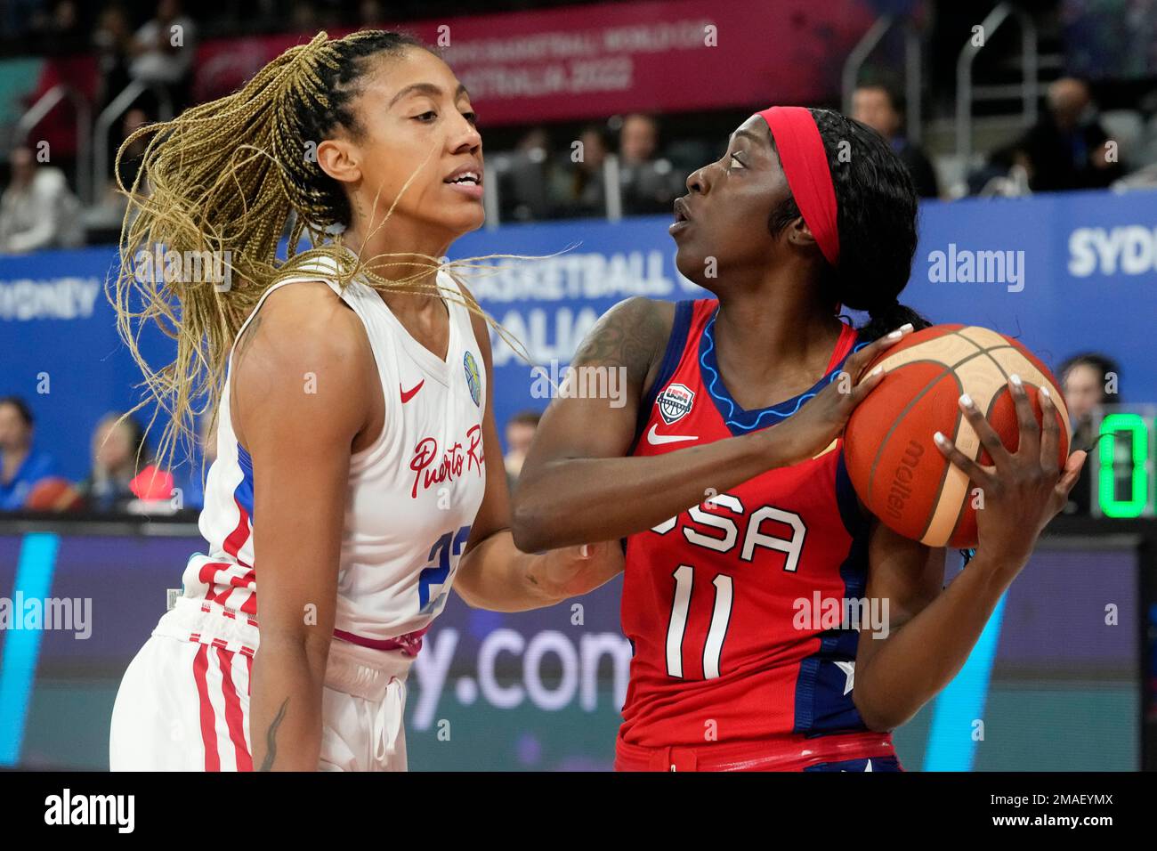 United States' Kahleah Copper, right, steals the ball from Puerto Rico's Trinity San Antonio during their game at the women's Basketball World Cup in Sydney, Australia, Friday, Sept. 23, 2022. (AP Photo/Mark Baker) Stockfoto