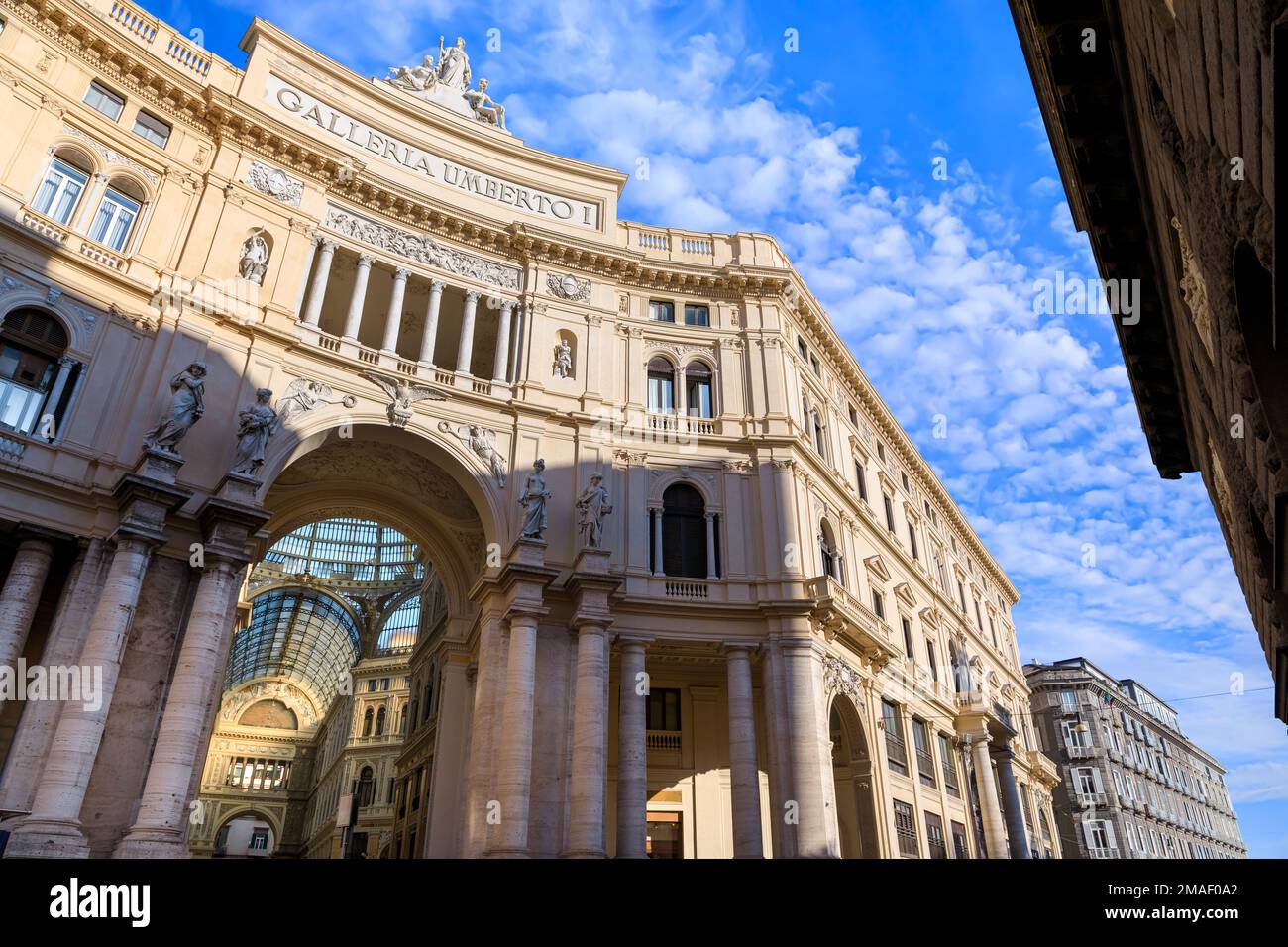Blick auf Neapel: Eingang zur Galleria Umberto I in Süditalien. Stockfoto