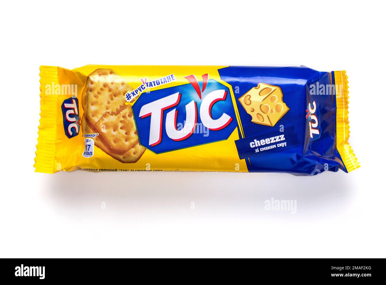 CHISINAU, MOLDAWIEN, 28. August 2016. TUC Original Snack Cracker isoliert auf weiß. TUC ist eine von Mondelez International vertriebene Marke für Snackkekse Stockfoto