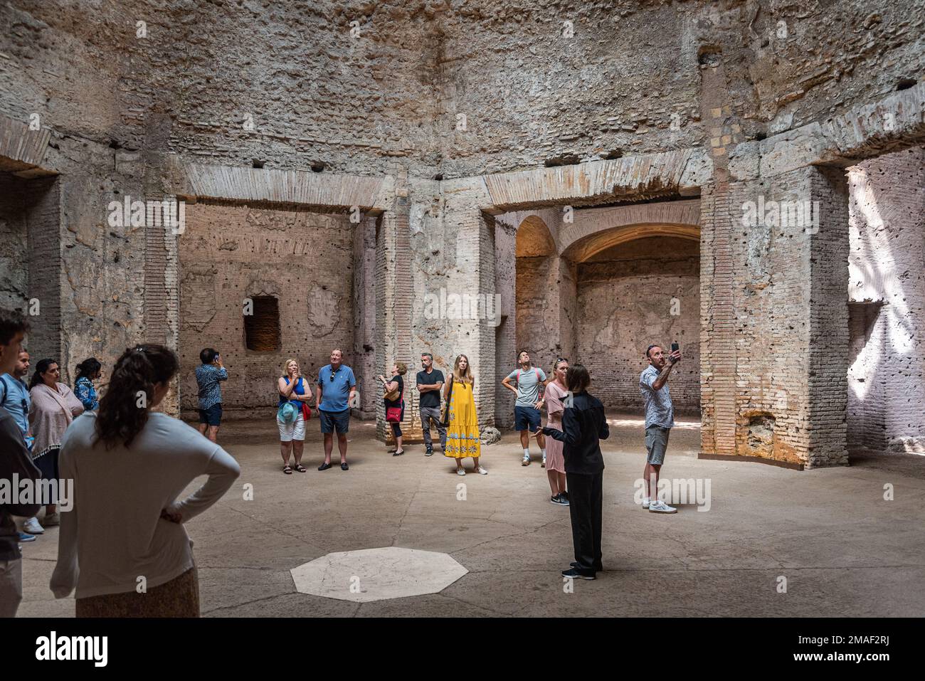 Ein Reiseleiter führt Sie durch die Ruinen des Domus Aurea von Nero in Rom, Italien Stockfoto