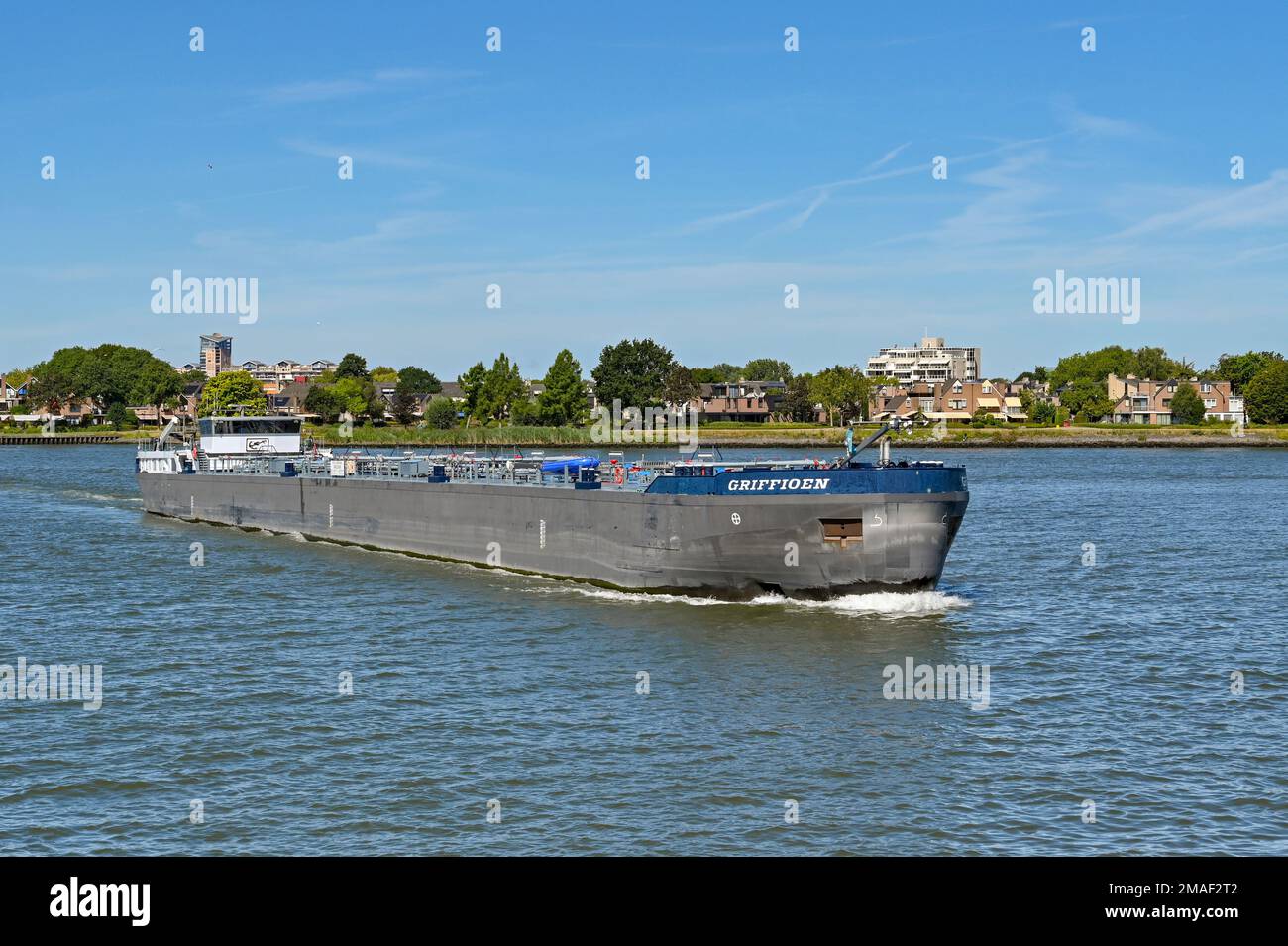 Dordrecht, Niederlande - August 2022: Öltankschiff Griffioen auf dem Fluss Maas. Stockfoto