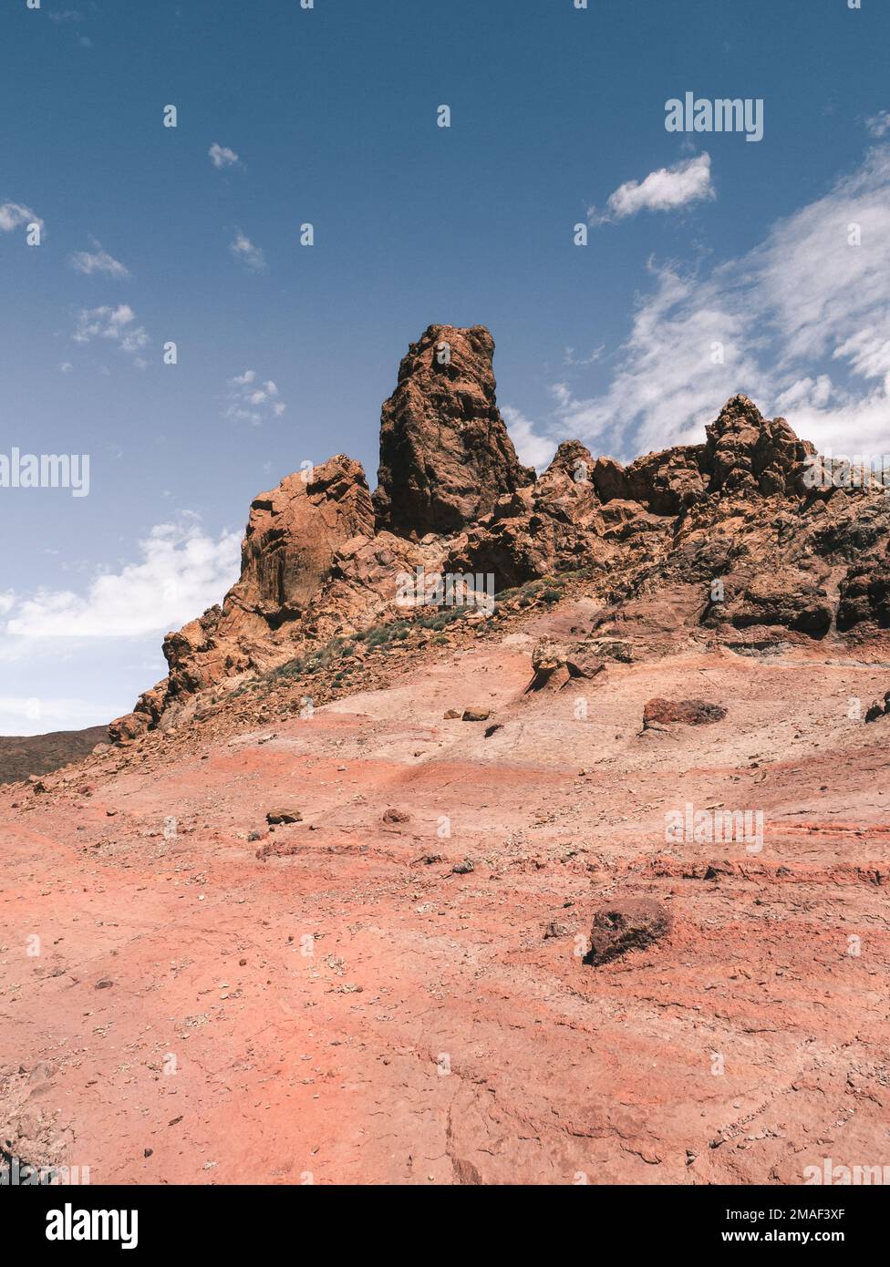 Rote und braune Felsformationen in Roques de Garcia, Teide-Nationalpark, Teneriffa. Stockfoto