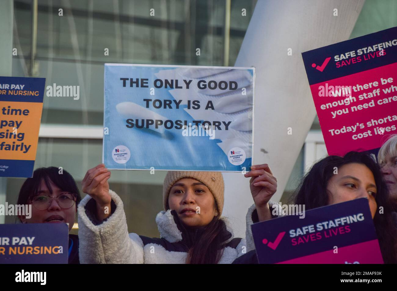 London, Großbritannien. 19. Januar 2023 Vor dem University College Hospital streiken, während Krankenschwestern in ganz Großbritannien weiter über dem Gehalt streiken. Kredit: Vuk Valcic/Alamy Live News Stockfoto