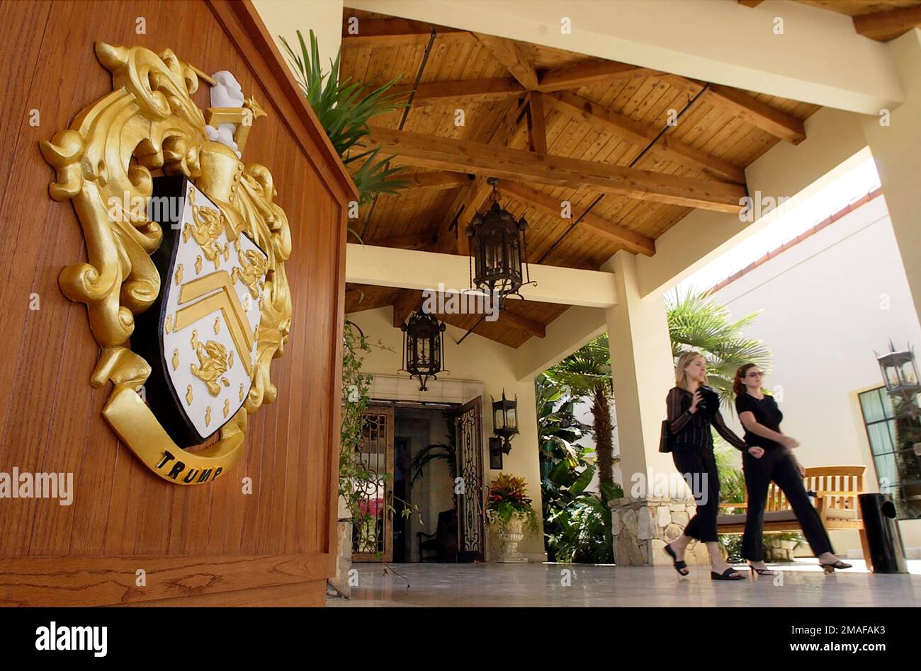 FILE - Visitors make their way through the front entrance, adorned with a Trump crest, to the Trump National Golf Club - Los Angeles, on Aug. 4, 2004, in Rancho Palos Verdes, Calif. New York's attorney general sued former President Donald Trump and his company, Wednesday, Sept. 21, 2022, alleging business fraud involving some of their most prized assets, including properties in Manhattan, Chicago and Washington, D.C. (AP Photo/Reed Saxon, File) Stockfoto