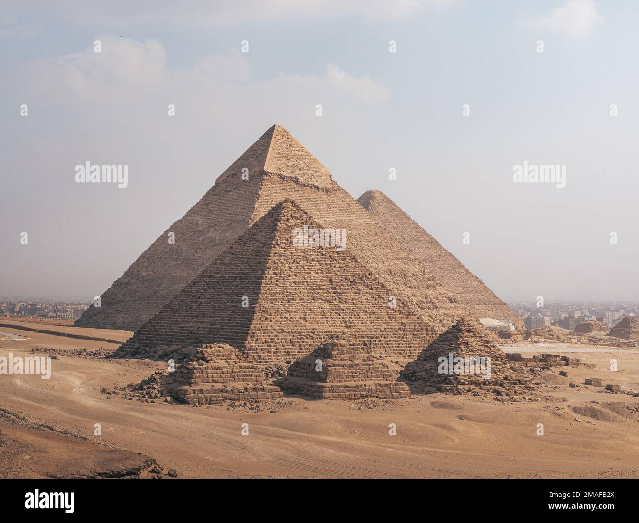 Blick auf die Pyramiden in Gizeh, Kairo, Ägypten von der Wüstenseite. Stockfoto