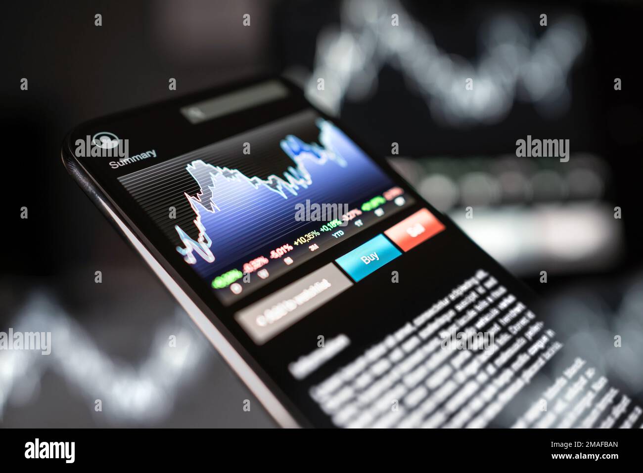 App für den Börsenhandel im Mobiltelefon. Kryptowährung oder Devisenkonzept. Diagramme und Diagramme von Analysedaten auf dem Smartphone. Zukunftsprognosindex. Stockfoto