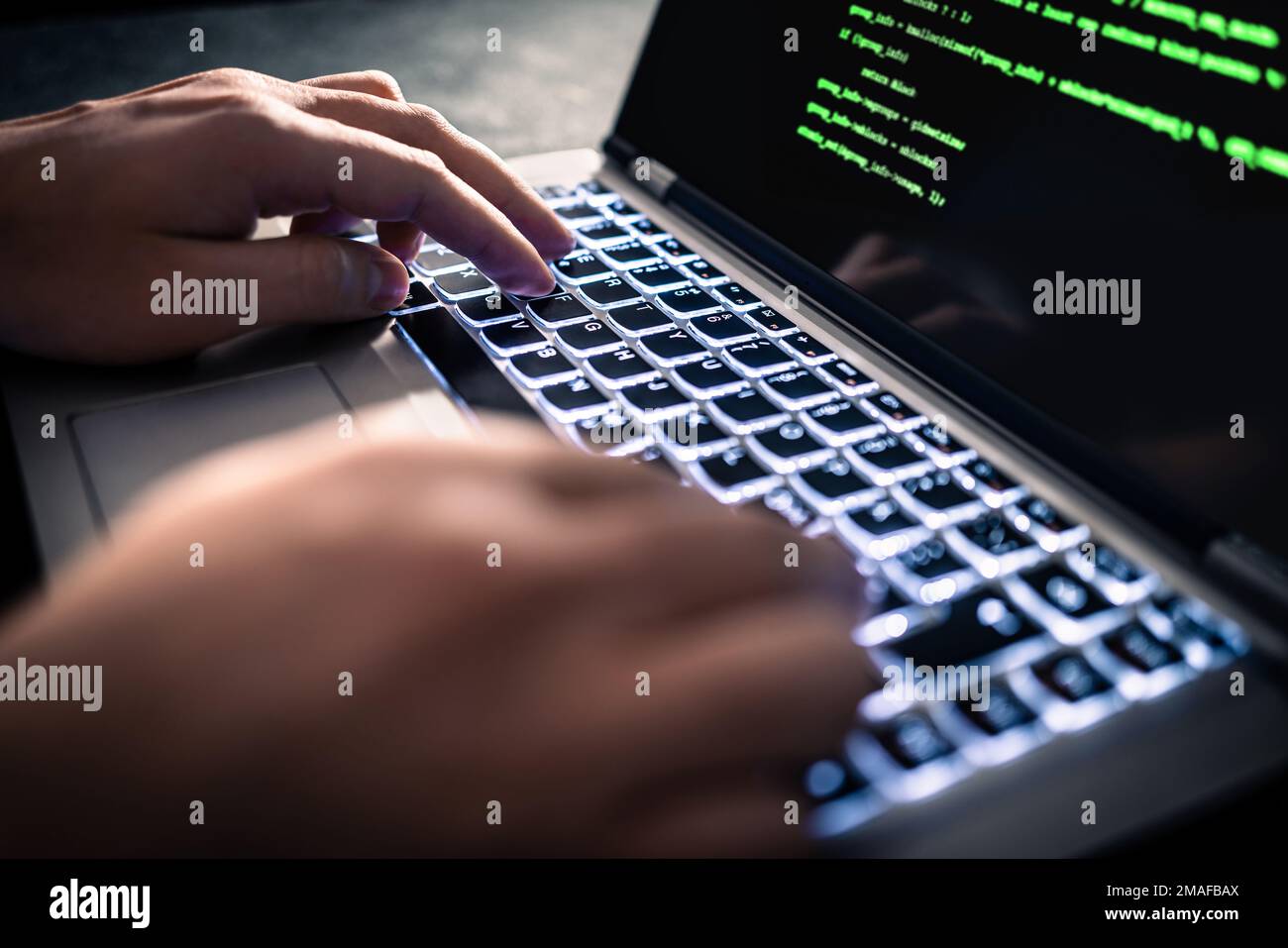 Hacker mit Malware-Code auf dem Computerbildschirm. Entwicklung einer Betrugswebsite. Cybersicherheitsangriffe und Internetkriminalität mit einem Notebook. Cybersicherheit. Stockfoto