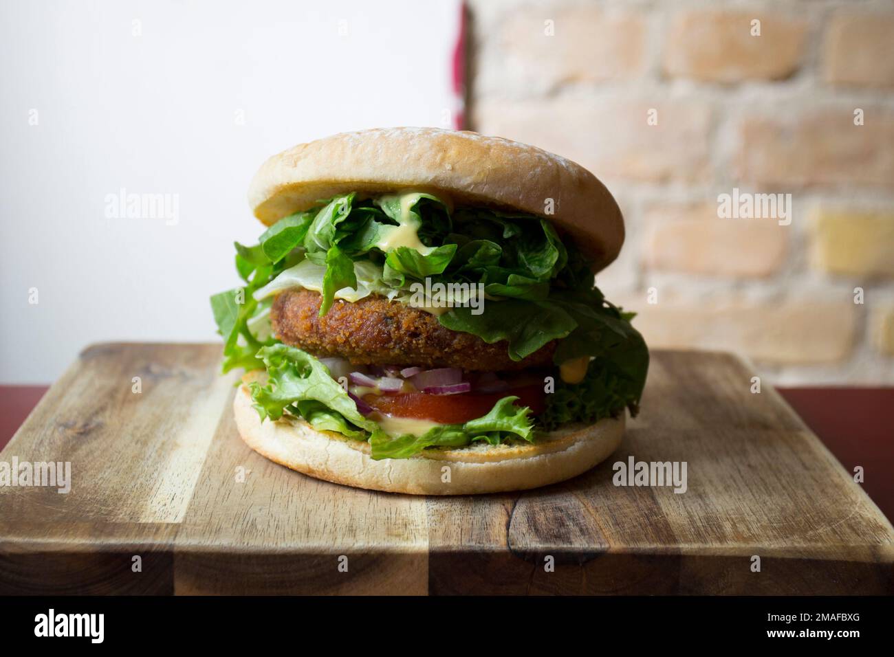 Vegetarischer Burger aus einer Mischung aus Gemüse und Produkten wie ...