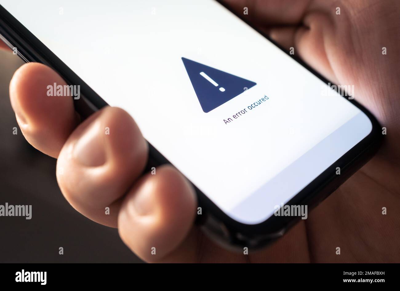 Fehler im Telefon. Kein Signal oder Online-Verbindung, langsamer Internetalarm. Smartphone defekt oder Problem mit der mobilen App. Fehlendes WLAN oder schlechte Abdeckung. Stockfoto