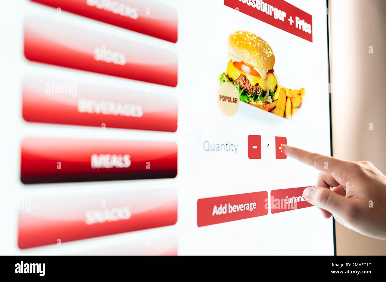 Selbstbedienungskiosk und digitale Speisekarte im Fast-Food-Burgerrestaurant. Touchscreen im Verkaufsautomaten. Mann mit elektronischer Selbstbedienungstechnik. Stockfoto