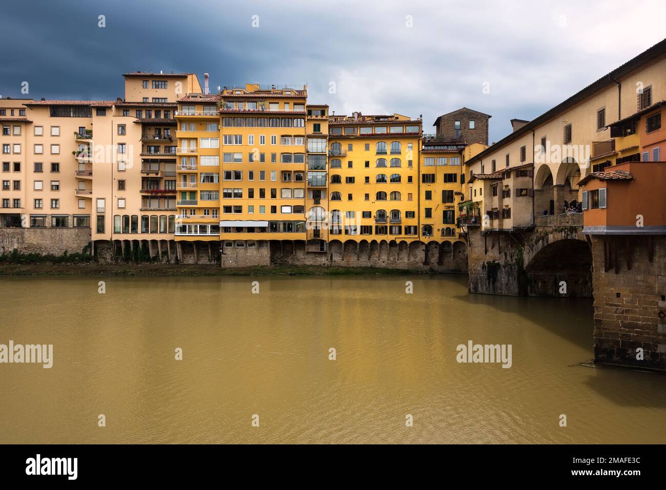 Die gewölbte Brücke Ponte Vecchio entlang des Arno in Florenz, Italien. Stockfoto