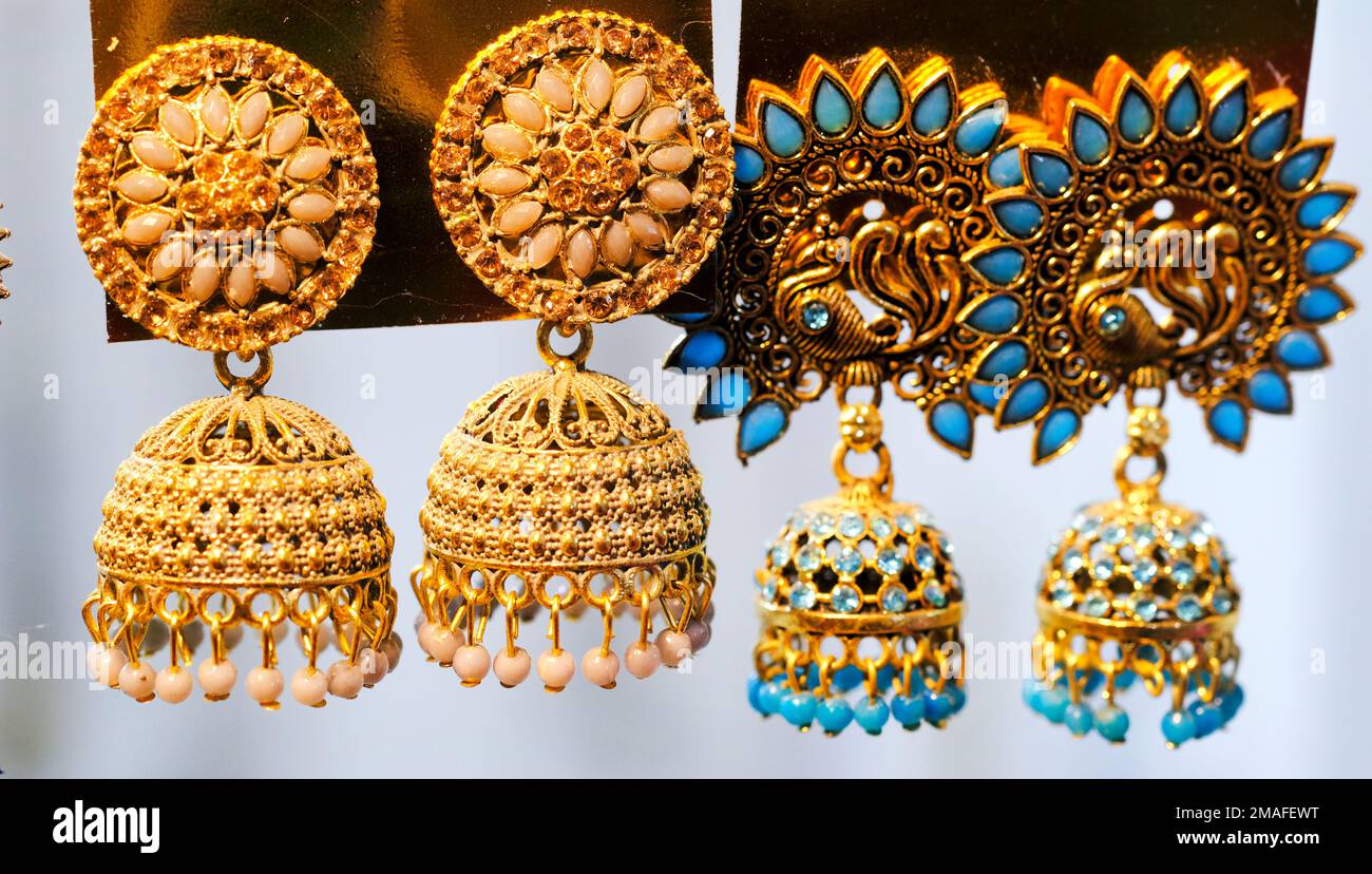 Traditioneller indischer Schmuck, ausgestellt in einem Straßenladen zum Verkauf in Pune, Maharashtra. Indische Kunst, indischer traditioneller Schmuck, selektiver Fokus. Stockfoto