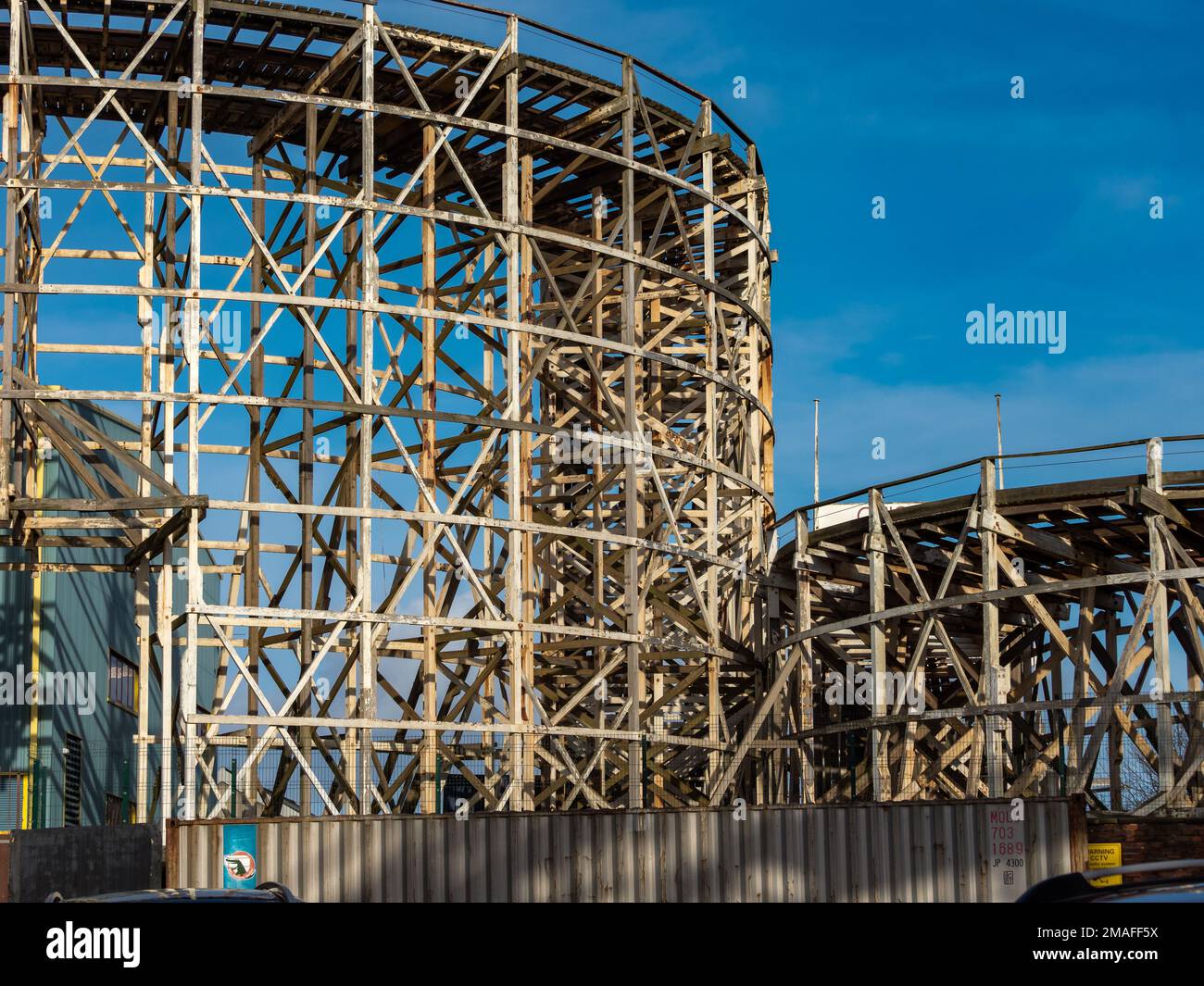 Hölzerne Achterbahnfahrt im Vergnügungspark Pleasure Beach, im Badeort Blackpool, Lancashire UK Stockfoto