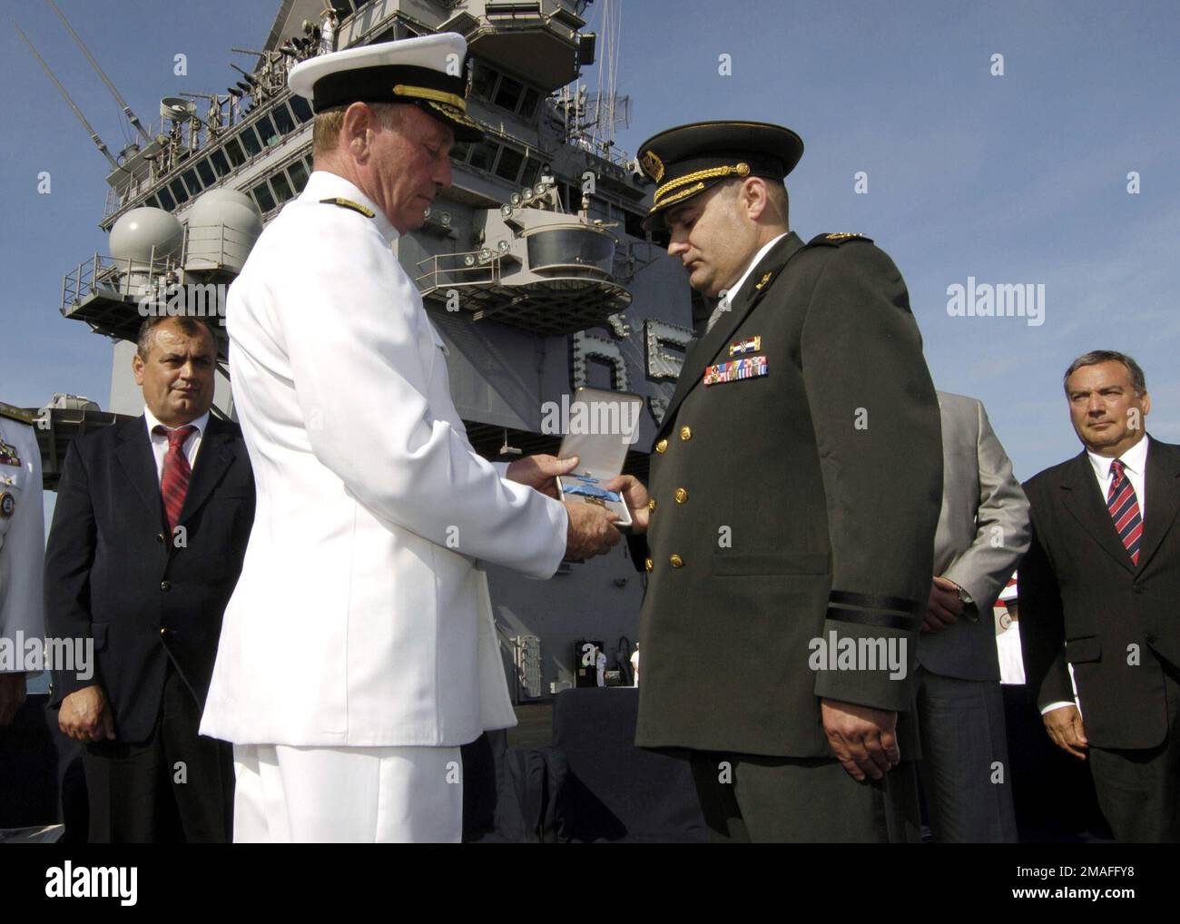 060518-N-9742R-001. [Complete] Filmtitel: Der Commander der US Naval ...