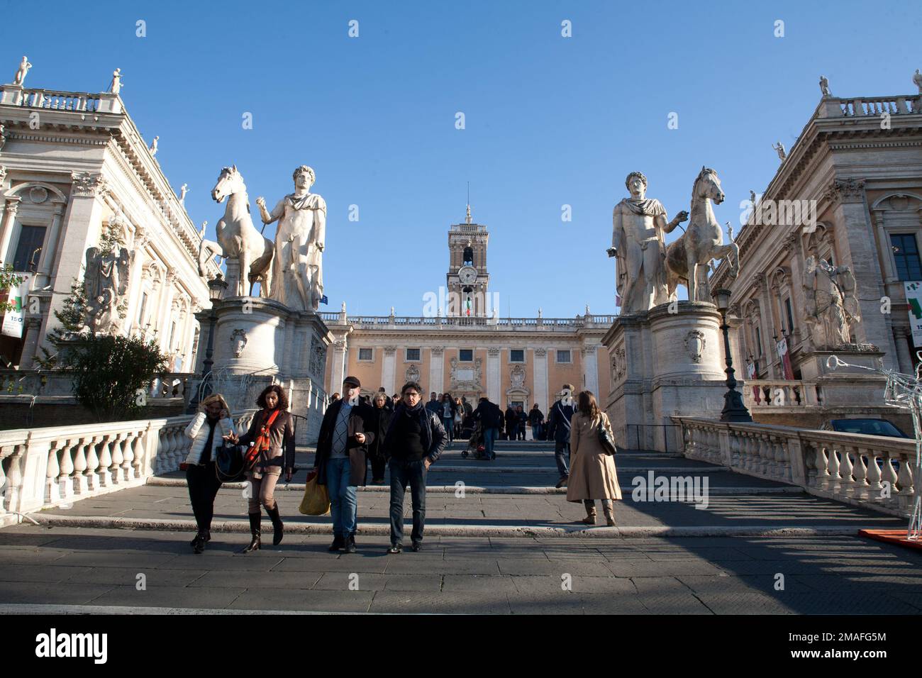 Leute, die über Rom eine große Treppe hinuntergehen. Stockfoto