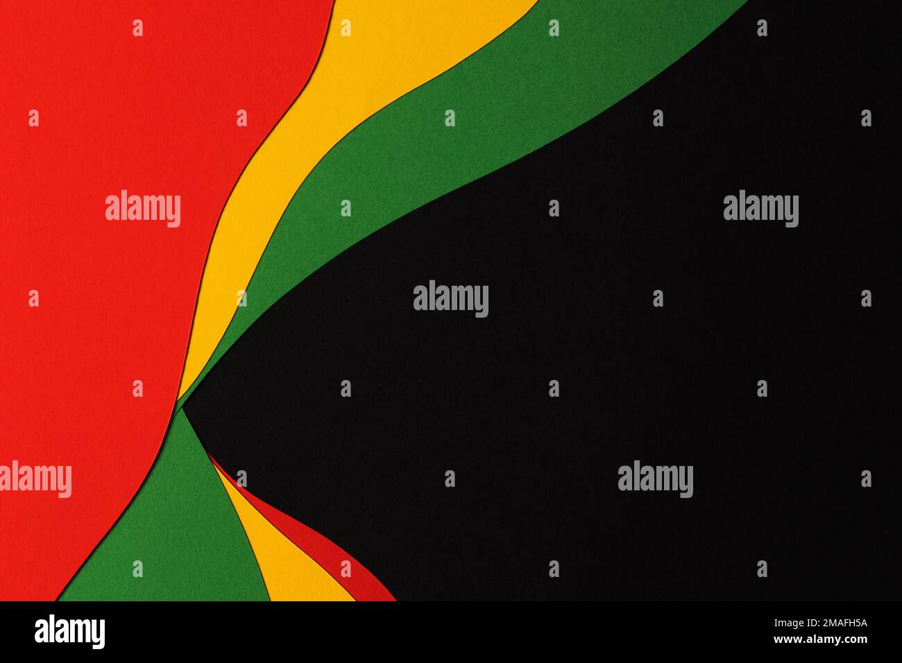 Schwarzer Hintergrund für Verlauf Monat. Abstrakter schwarzer, roter, gelber und grüner Papierhintergrund mit geometrischen Wellenlinien und Formen. Draufsicht Stockfoto