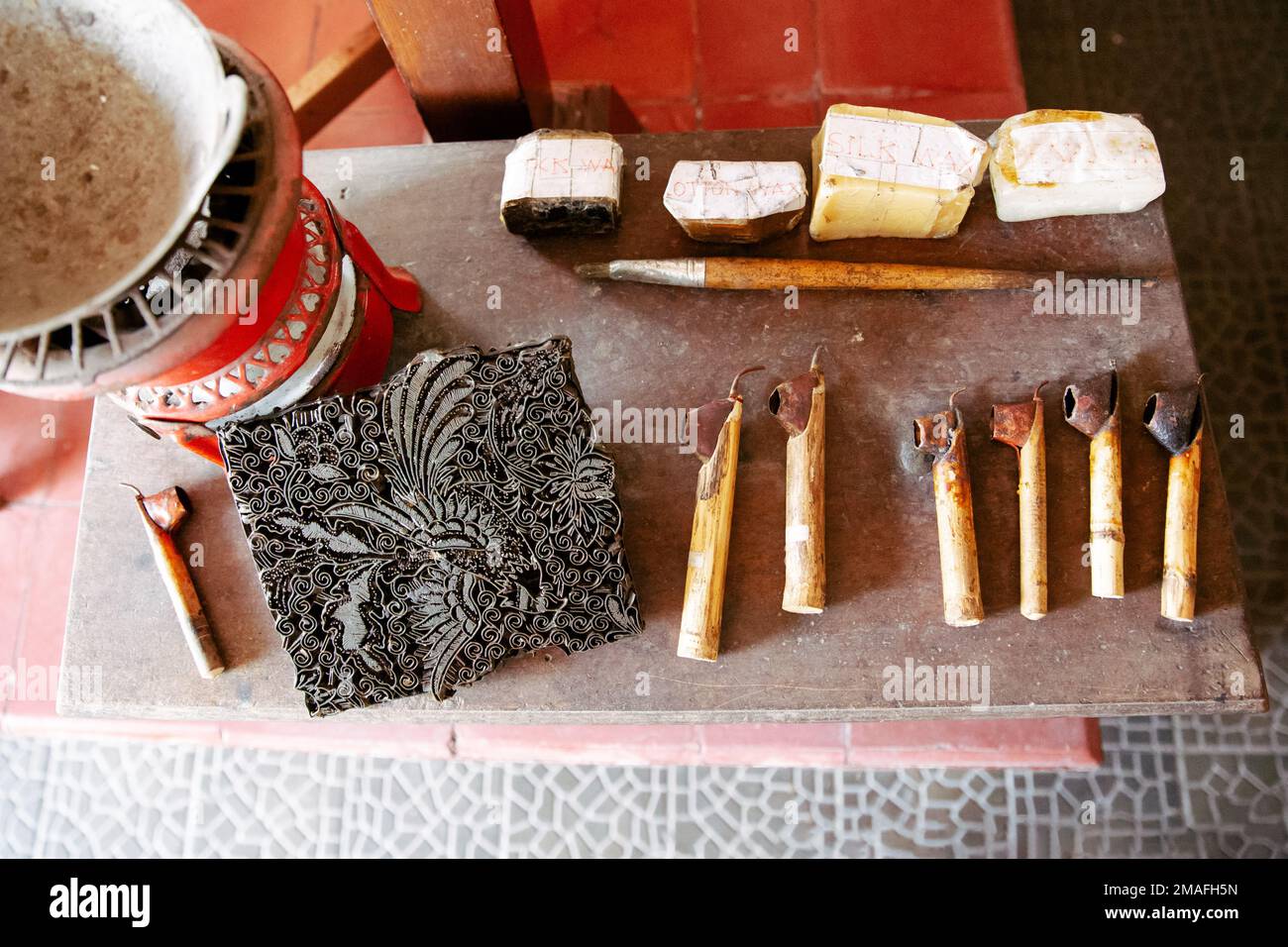 Verschiedene Werkzeuge zum Abwinkeln von Batik erforderlich. Ein Campingofen zum Erhitzen von Wachs, Baumwollwachs, Seidenwachs, eine Metallform, Kantenwerkzeuge zum Zeichnen des Häppchens Stockfoto