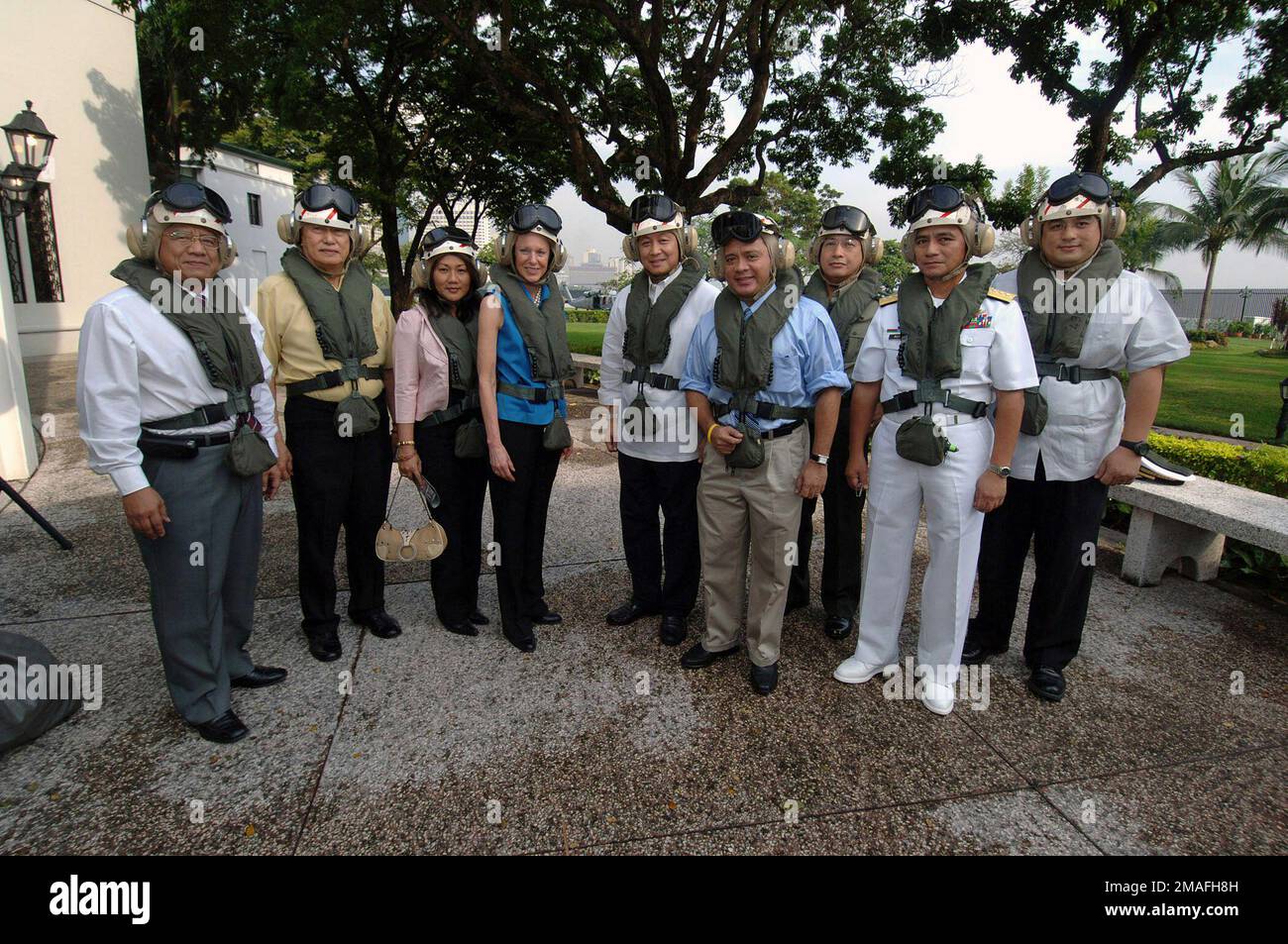 060523-N-6501M-020. [Complete] Szene Caption: US-Botschafter in der Republik der Philippinen, die ehrenwerte Kristie A. Kenney (links in der Mitte), posiert für ein Gruppenfoto mit philippinischen Würdenträgern und Regierungsbeamten, bevor sie in einen Hubschrauber zum Besuch des USN Military Sealift Command (MSC), des Krankenhausschiffs, der USNS MERCY (T-AH 19), Vor Anker in der Philippinischen See vor der Küste des philippinischen Kapitols von Manila. Abbildung von links nach rechts: Befehlshaber der philippinischen Küstenwache, Vizeadmiral (VADM) Arturo N. Gosingan; Senator Alfredo Lim; Frau Gosingan; Botschafter Kenney; Undersecre Stockfoto