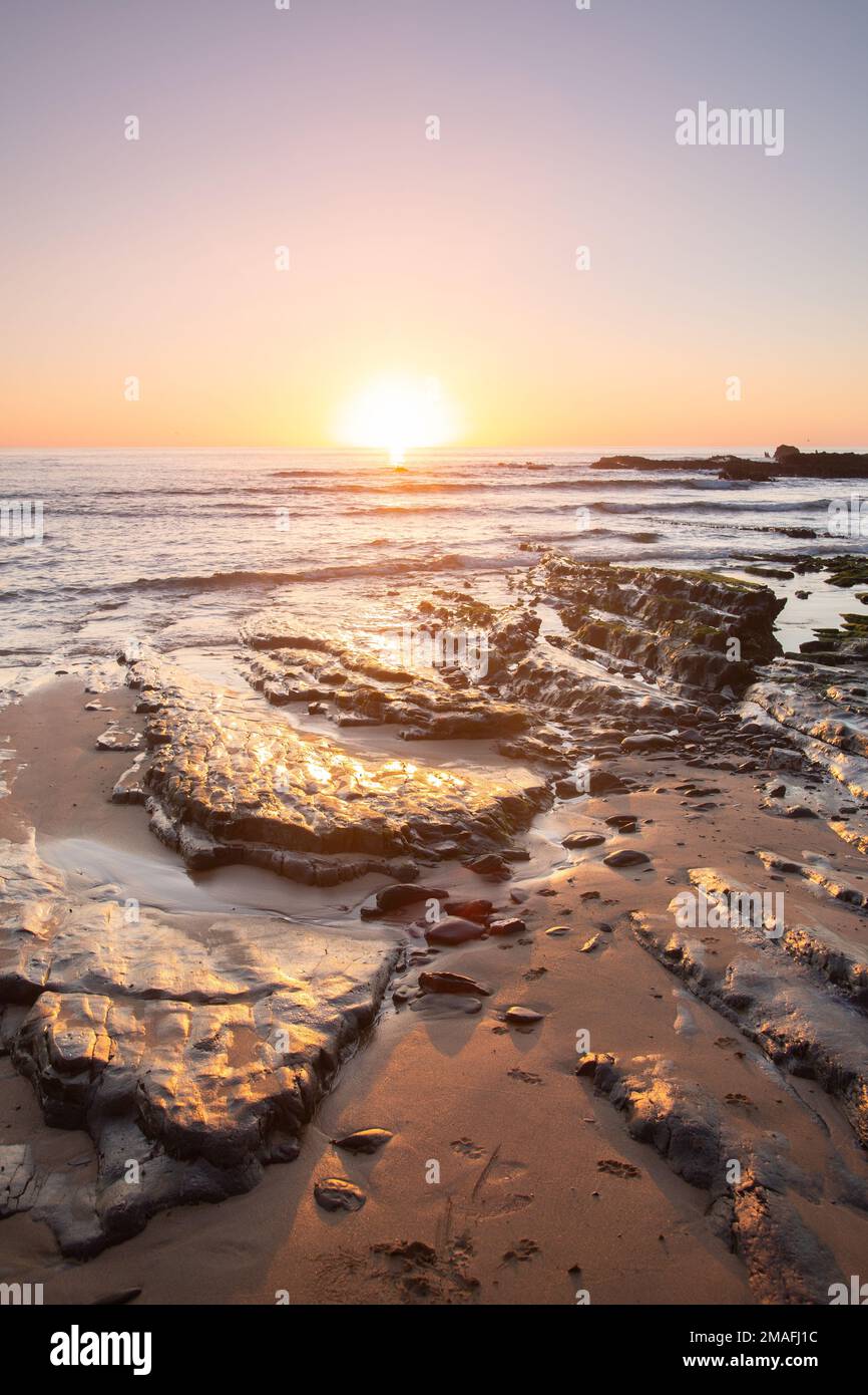 Sonnenlicht auf Felsen und Meer am Strand von Amoreira; Algarve; Portugal Stockfoto