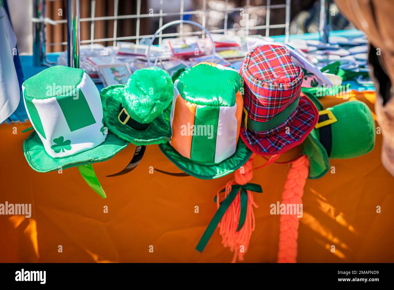 Auswahl an St Patricks Day Hats aus nächster Nähe im Park Shop mit Accessoires und Souvenirs Stockfoto