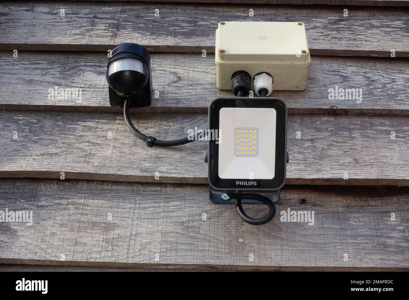 Energieeffizientes Außenflutlicht mit 10W LEDs, gesteuert durch benachbarte Sensoreinheit. Stockfoto