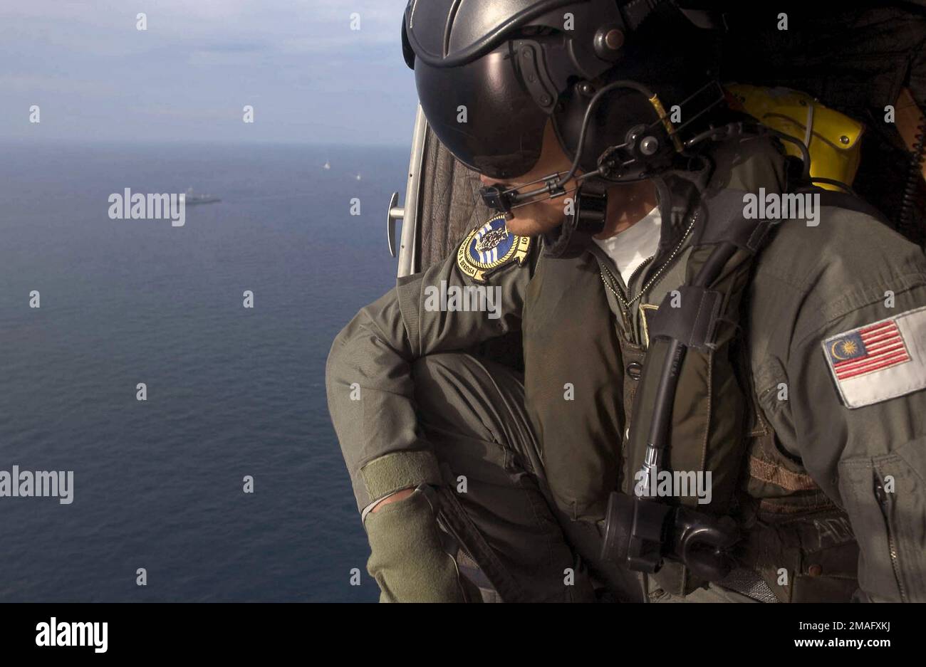 060801-N-9851B-002. [Complete] Szene Caption: 060801-N-9851B-002 (1. August 2006)Ein Mitglied der Royal Malaysian Navy (RMN), an Bord eines Westland Wasp HAT Mk 1 Helikopter der Helikopterstaffel 501, Tangkas & Berbisa zugewiesen, beobachtet, wie Schiffe, die an der Übung Kooperation teilnehmen, während KARAT (Readiness and Training) in der Südchinesischen See verschiedene Taktiken durchführt. Die TASK Group CARAT führt derzeit den Teil der vierten Phase auf See mit den malaysischen Streitkräften durch. BEI CARAT handelt es sich um eine jährliche Reihe bilateraler Seefahrtschulungen zwischen den USA und sechs Südstaaten Stockfoto