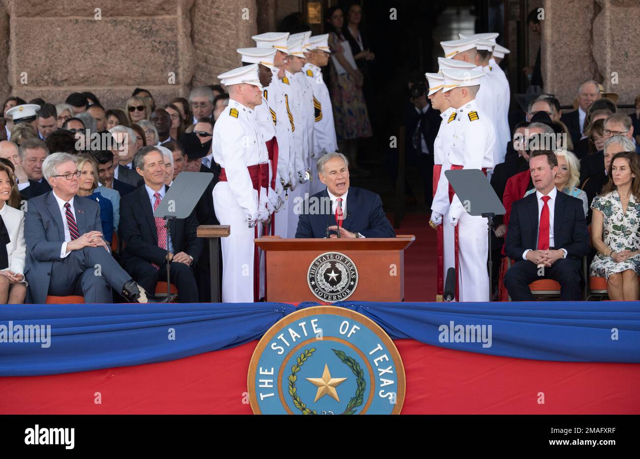 Austin Texas, USA. Januar 17 2023: Texas Governor GREG ABBOTT hält seine Eröffnungsrede auf den nördlichen Stufen des Texas Capitol während der Vereidigung C. Stockfoto