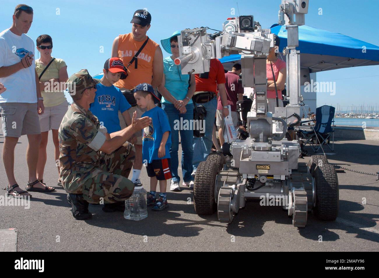 060805-N-1003P-006. [Complete] (Vollständig) Bildunterschrift: 060805-N-1003P-006 (5. Aug. 2006)US Navy (USN) Explosive Ordnance Disposal (EOD) Techniker, CHIEF PETTY Officer Matthew Broderson, zugewiesen zur explosiven Ordnance Disposal Mobile Unit 11 (EODMU-11), Detachment Northwest, Naval Air Station (NAS) Whidbey Island, Washington (WA), diskutiert die Verwendung von Remote Robotik-Vorführungen auf dem Seafair-Feld. EODMU-11 war nur einer von vielen Informations- und Ausstellungsständen, die während der Seafair 2006-Festlichkeiten für die Öffentlichkeit zugänglich waren. Seafair ist Seattles einmonatiges traditionelles Sommerfestival WHIC Stockfoto