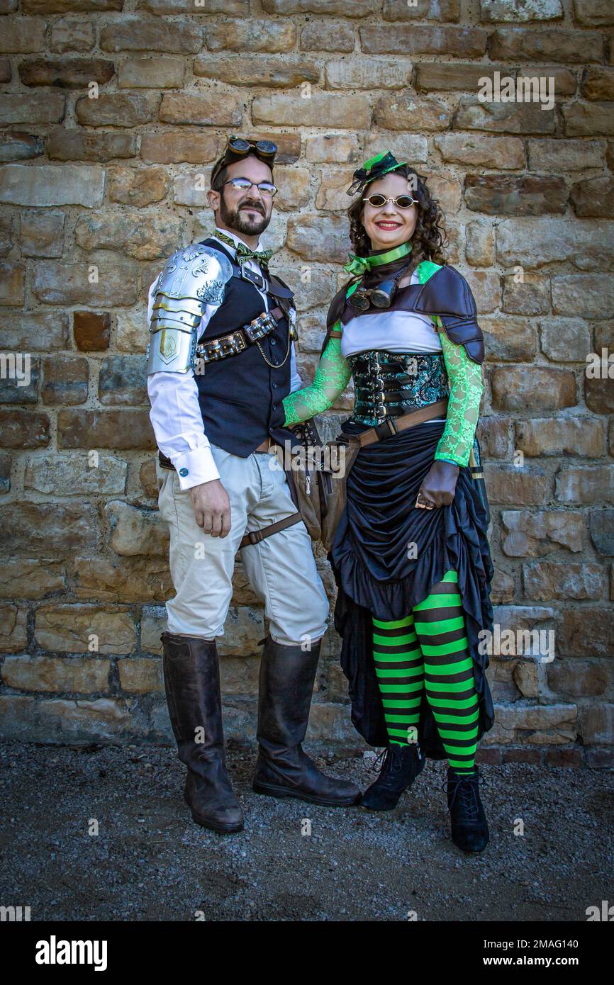 Porträt eines attraktiven Steampunk-Paares in futuristischer Retro-Kleidung. Stockfoto