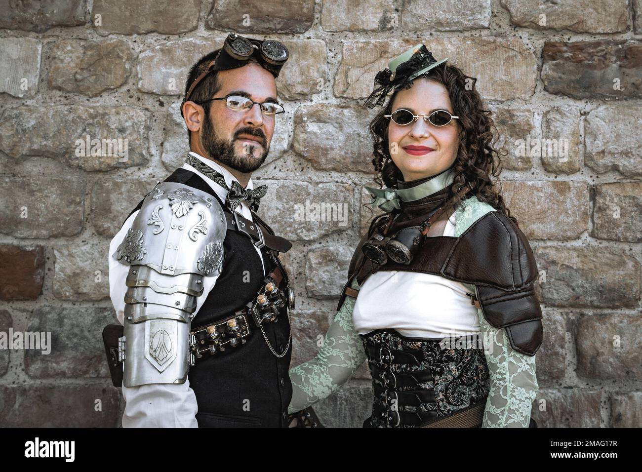 Porträt eines attraktiven Steampunk-Paares in futuristischer Retro-Kleidung. Stockfoto