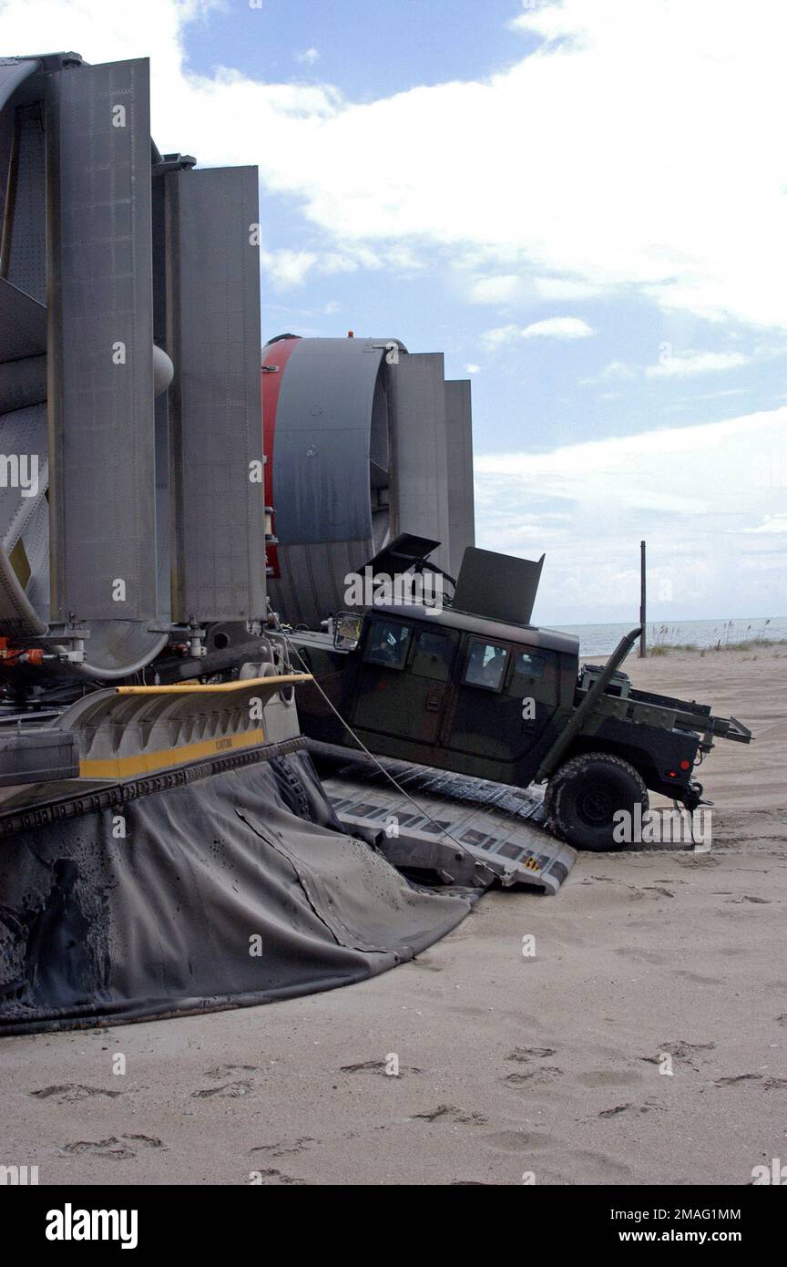 060817-N-8154G-081. [Complete] Scene Caption: 060817-N-8154G-081 (17. August 2006)US Marine Corps (USMC) M1116 hochgepanzertes High-Mobility Multipurpose Wheeled Vehicle (HMMWV) fährt von Onslow Beach, Marine Corps Base (MCB) Camp Lejeune, N.C., an Bord eines Landing Craft Air-Cushion (LCAC), von der US Navy (Einheit 4), US Navy, Einheit CUSN, USA, 4, USA, USA, USA, USA. Unterwegs zum Amphibienschiff USS BATAAN (Linkslenker 5) der USN Wasp-Klasse. Die BATAAN führt derzeit mit dem USN Austin Class Amphibious Transport Dock USS SHREVEPORT (LPD 12), USN Harpers, eine Expeditionary Strike Group Integration (ESGINT) durch Stockfoto