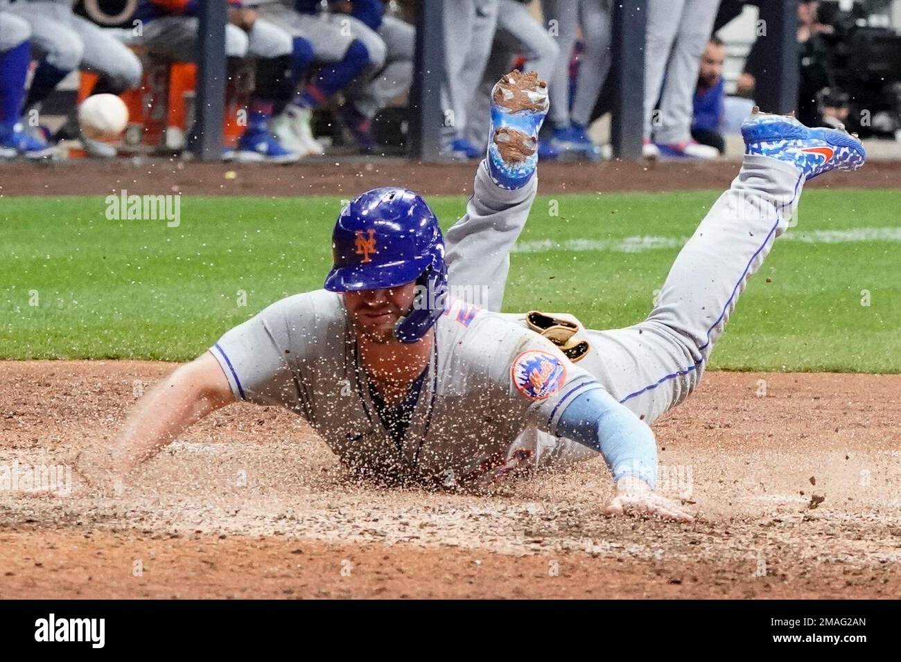 New York Mets' Pete Alonso slides safely home during the eighth inning of a baseball game against the Milwaukee Brewers Monday, Sept. 19, 2022, in Milwaukee. Alonso scored on a hit by Tyler Naquin. (AP Photo/Morry Gash) Stockfoto