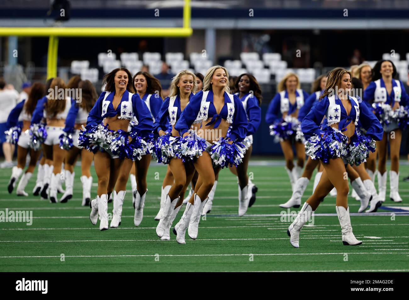 The Dallas Cowboys Cheerleaders perform on the field before the game against the Cincinnati Bengals in an NFL football game in Arlington, Texas, Sunday, Sept. 18, 2020. (AP Photo/Ron Jenkins) Stockfoto