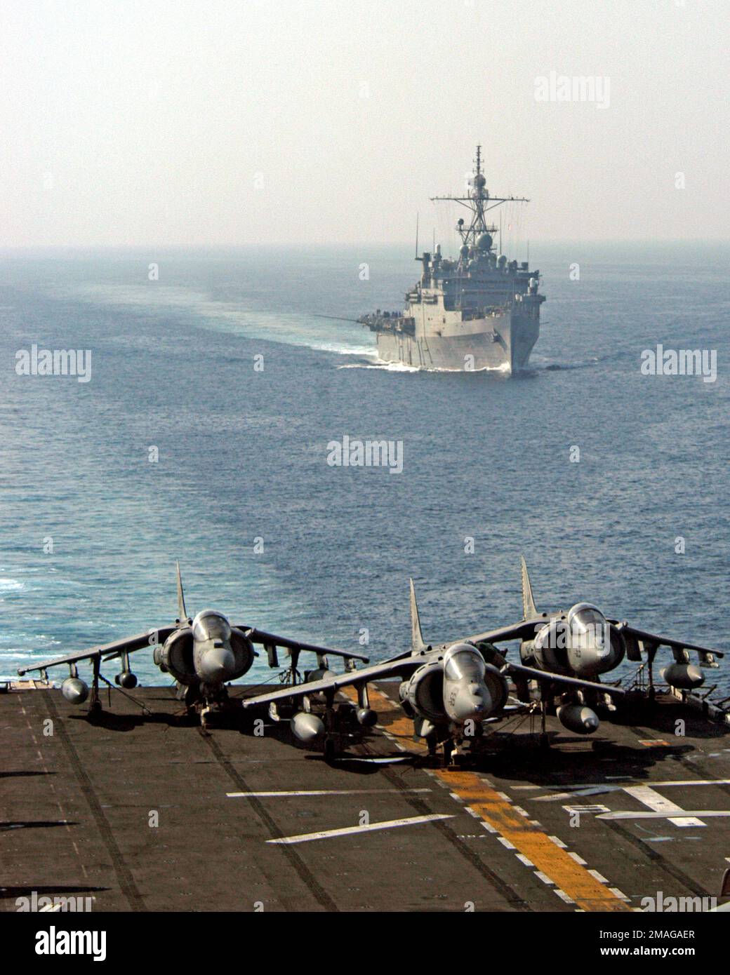 060923-N-6403R-008. Basis: USS Iwo Jima (Linkslenker 7) Stockfoto