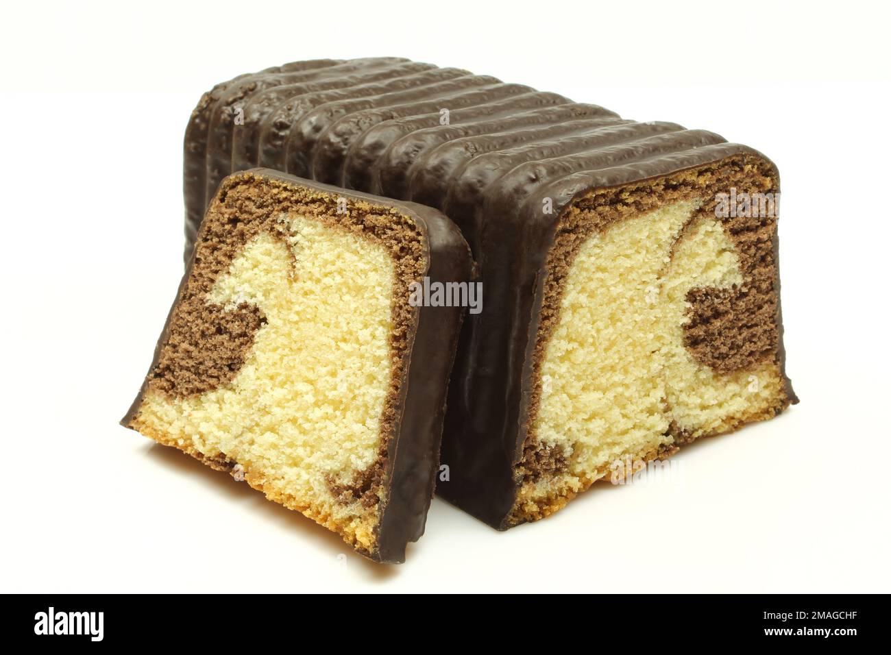 Schwammige Marmorkuchen mit Schokoladenscheiben und isoliert auf weißem Hintergrund Stockfoto