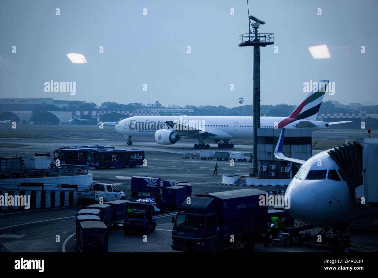 Indische Flugzeuge landeten in einem geschäftigen Flughafen-Terminal mit Motorflügeln aus nächster Nähe auf internationale Inlandsflüge Stockfoto