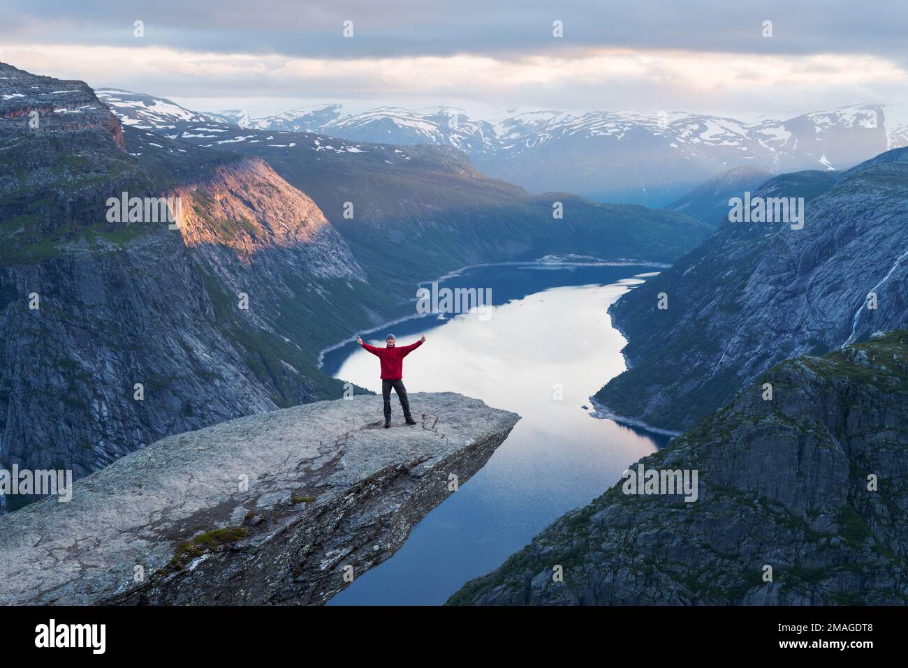 Trollunga ist eine Touristenattraktion Norwegens. Wunderschöner Ort. Der Tourist steht auf einem Felsen. Abendlandschaft in den Bergen. Schöne Sonne Stockfoto