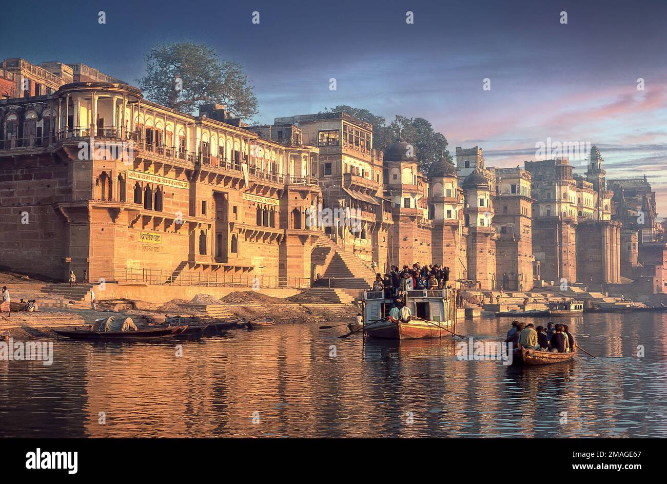 Sonnenuntergang über dem Ganges, Varanasi (Banarash), Uttar Pradesh, Republik Indien Stockfoto